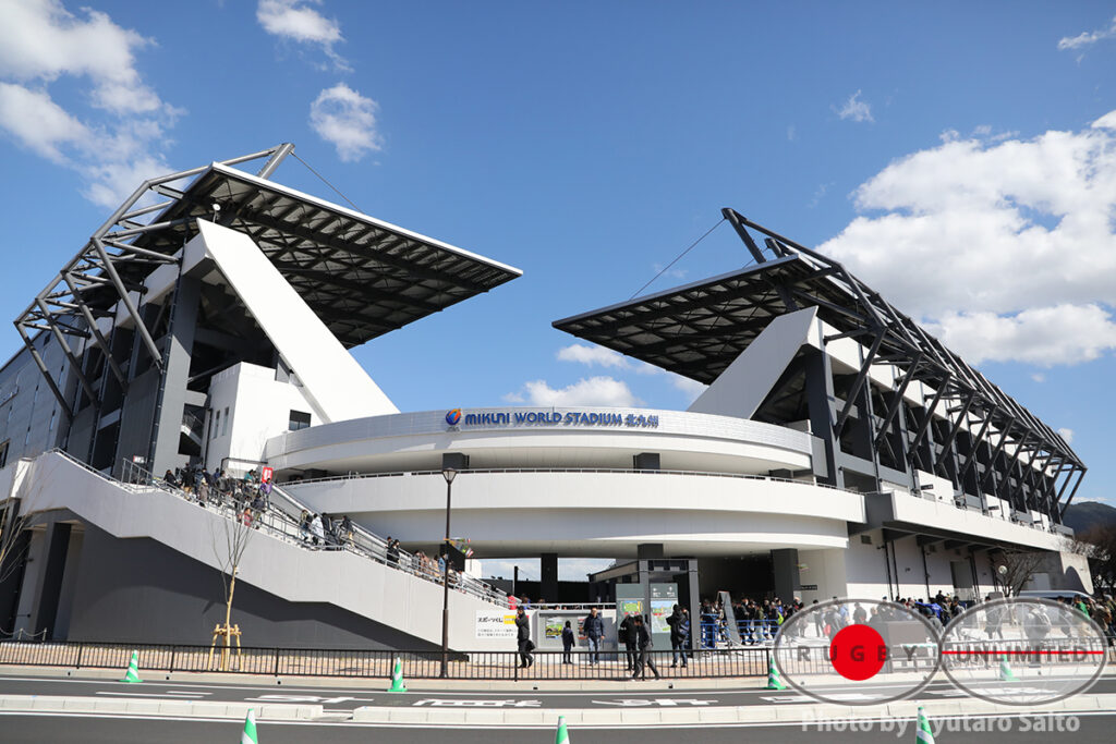 こけら落としとなったミクニワールドスタジアム北九州。サッカーJ3のギラヴァンツ北九州のホームスタジアムとなります。