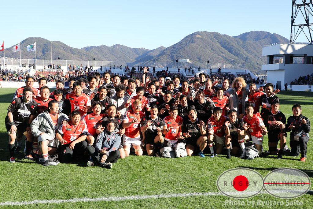 試合後は両チーム入り混じって記念写真。日本全体でスーパーラグビーに挑む、そんな意気込みが伝わってきました。