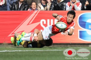 スーパーラグビーデビューとなったWTB福岡堅樹選手。前半のライン際でのパス。