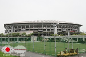 南側から見た日産スタジアム。手前はしんよこフットボールパーク。