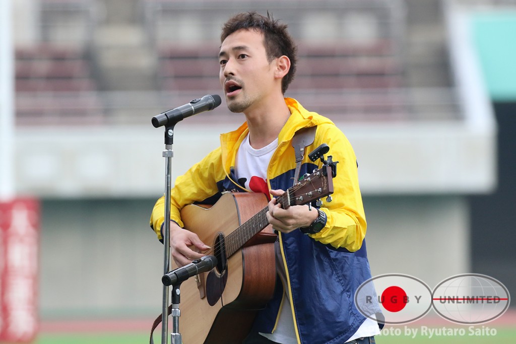 熊谷陸上競技場で「だれも知らない」を弾き語りで披露するカンタス村田こと村田匠さん。
