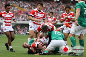 後半19分、FB野口竜司選手のトライを祝福する日本代表フィフティーン。右後方で手を叩くSH流大選手のテンポアップも功を奏しました。